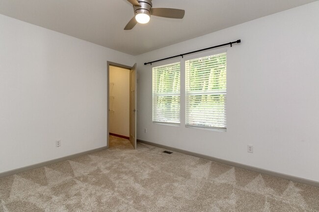 Building Photo - Beautiful upgraded 4 bedroom DuPont home with AC and sprinkler system