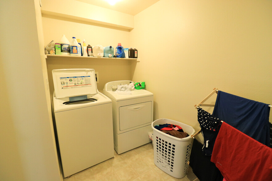 Laundry room - 14343 S Bridgefield Dr