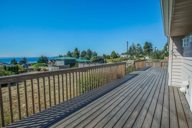Building Photo - Lovely Mid-Island Home Available August 19th!