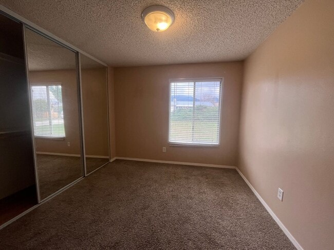 Building Photo - Golden Hills!