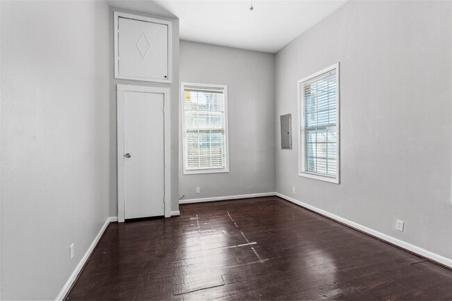 Building Photo - 511 9th St