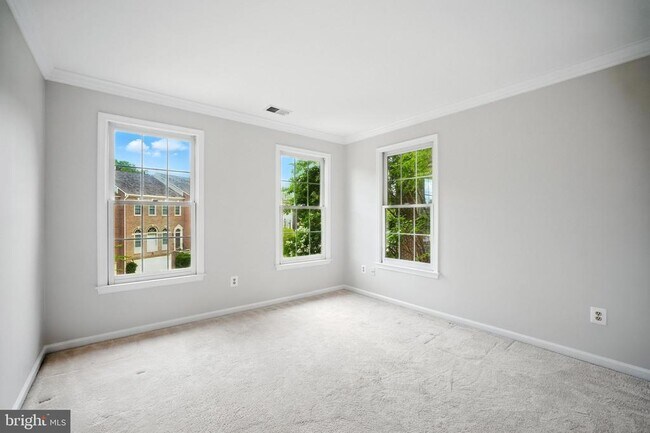 Building Photo - 10189 Castlewood Ln