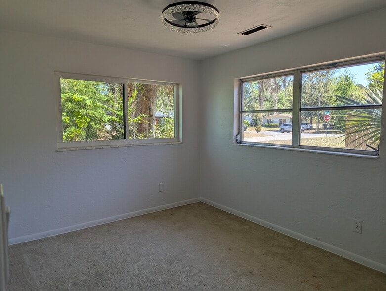 Building Photo - 2002 NE 15th Ter