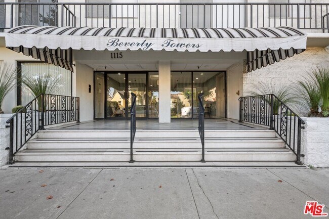 Building Photo - 1115 S Elm Dr