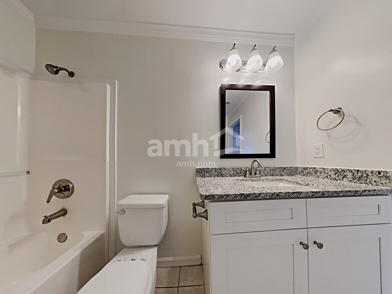 Building Photo - 979 Park Knoll Ct NE