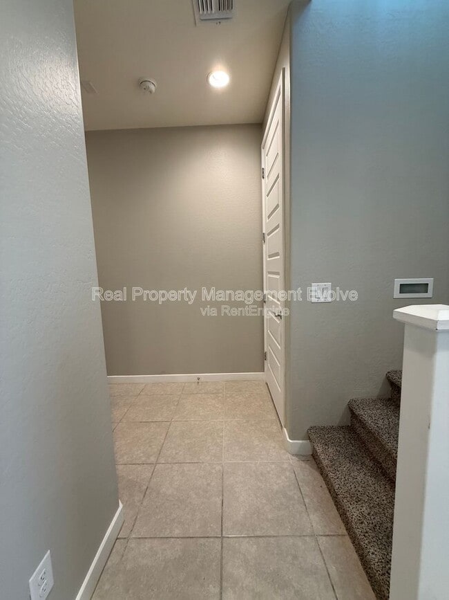 Building Photo - 4064 E Pony Ln