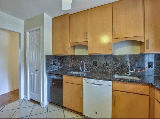 Building Photo - 2093 Greenwood Dr
