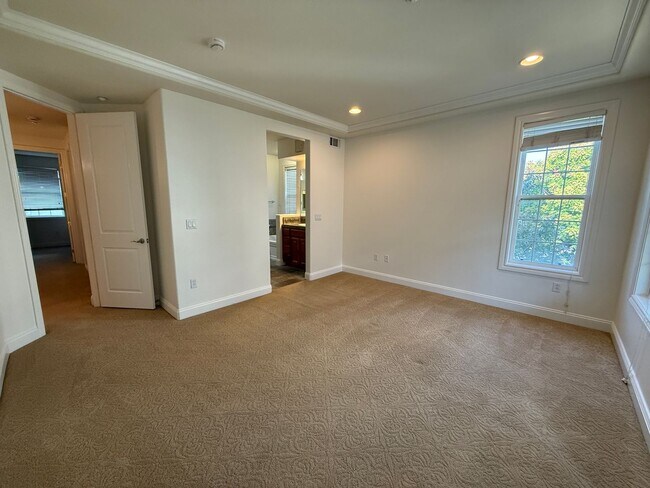 Building Photo - 3687 Whitworth Dr