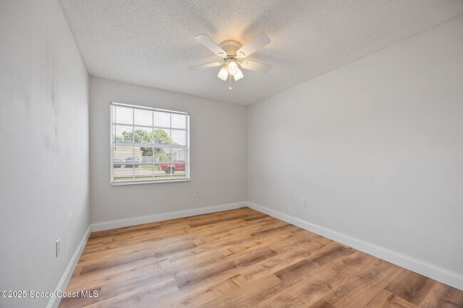 Building Photo - 859 Pine View Ave
