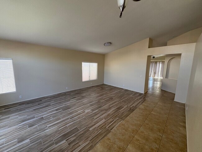 Building Photo - 10739 W Bermuda Dr