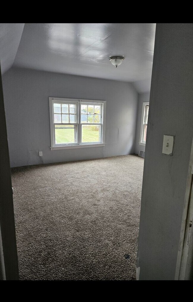 Building Photo - 5 Bedroom home Detroit's Westside!