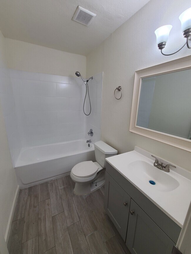 Building Photo - Renovated 2 Bedroom, 1 Bath w/ Washer Dryer Hook Ups and 1 MONTH FREE RENT!