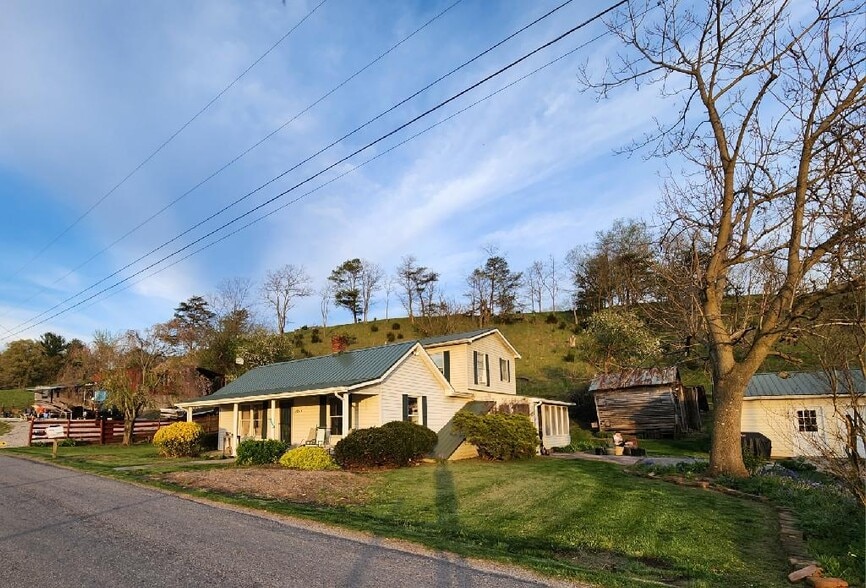 6 bedrooms 3 baths - 5163 Whitethorne Rd