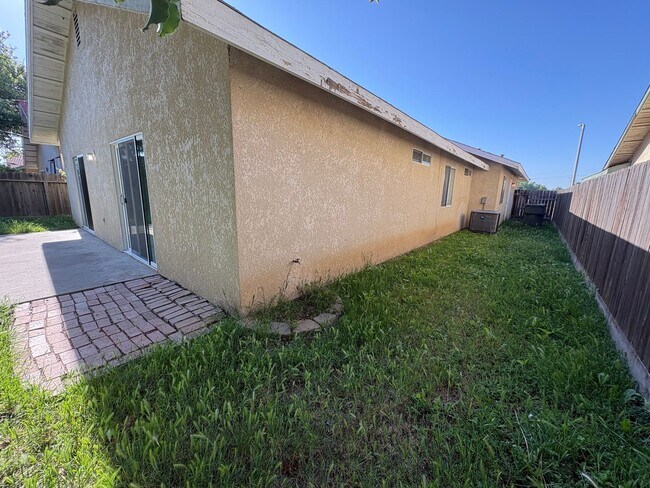 Building Photo - NE Visalia home Rent Ready!