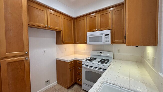 Building Photo - Nice 2 Bed townhouse style condo with prim...