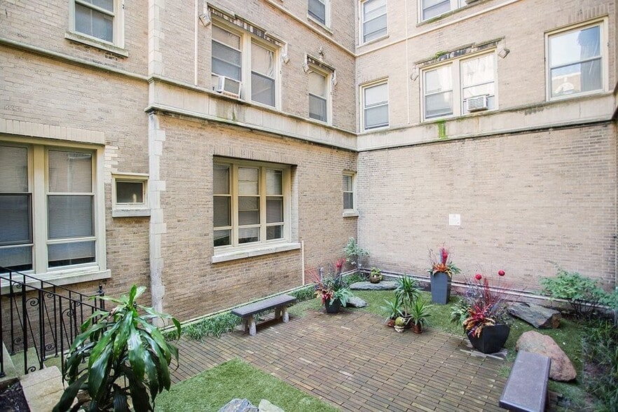 Building Photo - 901 W Argyle St