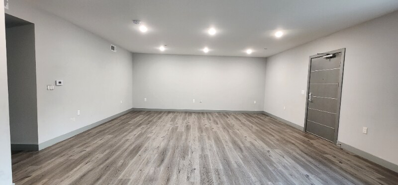 Building Photo - 7040 Woodman Ave