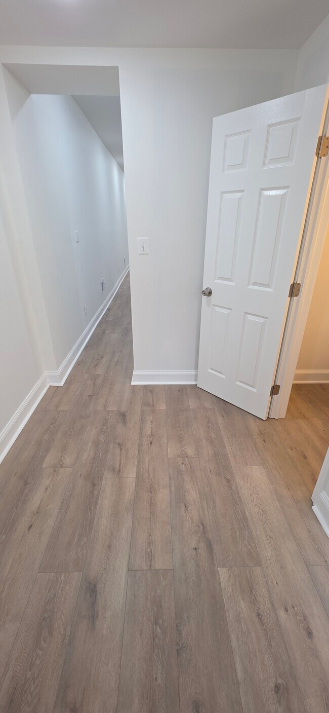 Building Photo - 222 N Glover St