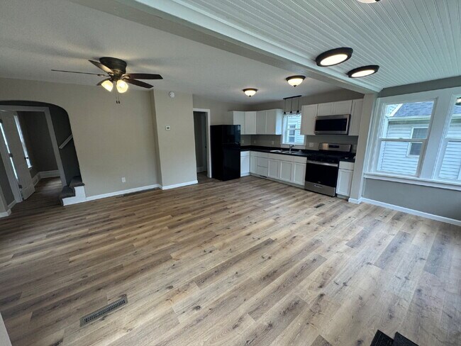 Building Photo - Charming 4-Bed Oasis in Minneapolis – Spacious 1500 Sq Ft Gem!