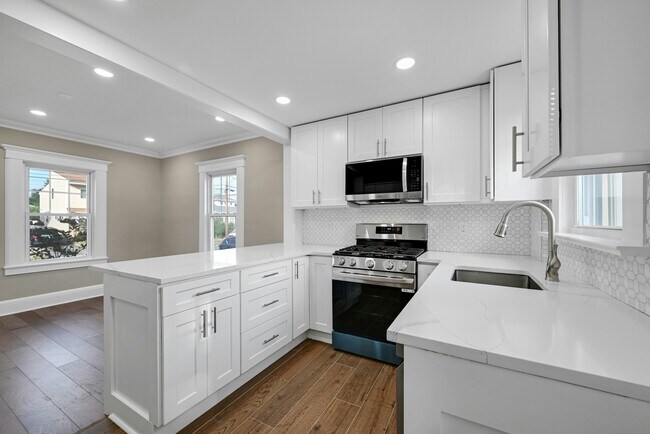 Building Photo - 25 Marinus St