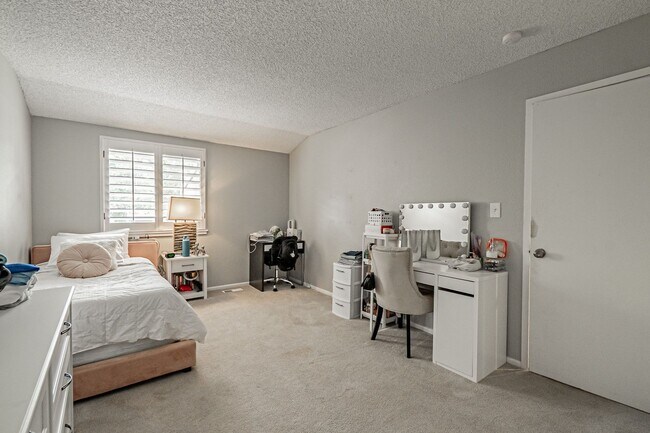 Building Photo - 3BD, 2.5BA Arapahoe Lake Park Townhome Nea...