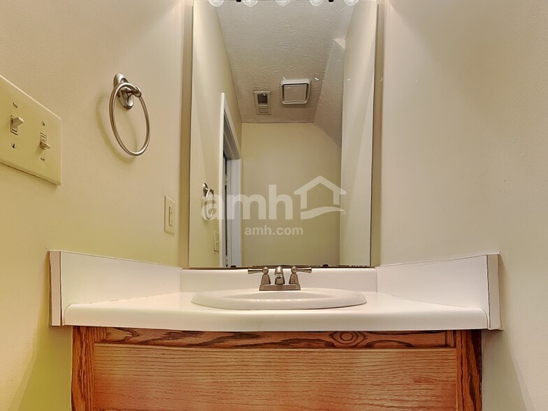 Building Photo - 9984 Waterside Dr