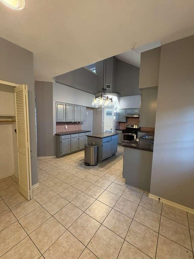 Building Photo - 16119 Lakestone Dr