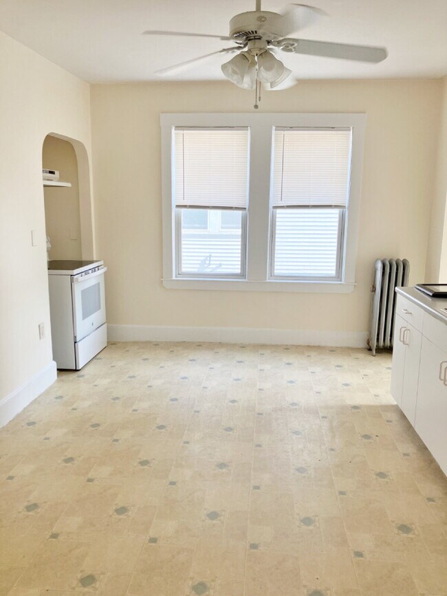 Building Photo - No Broker fee!!! Good credit & Solid incom...