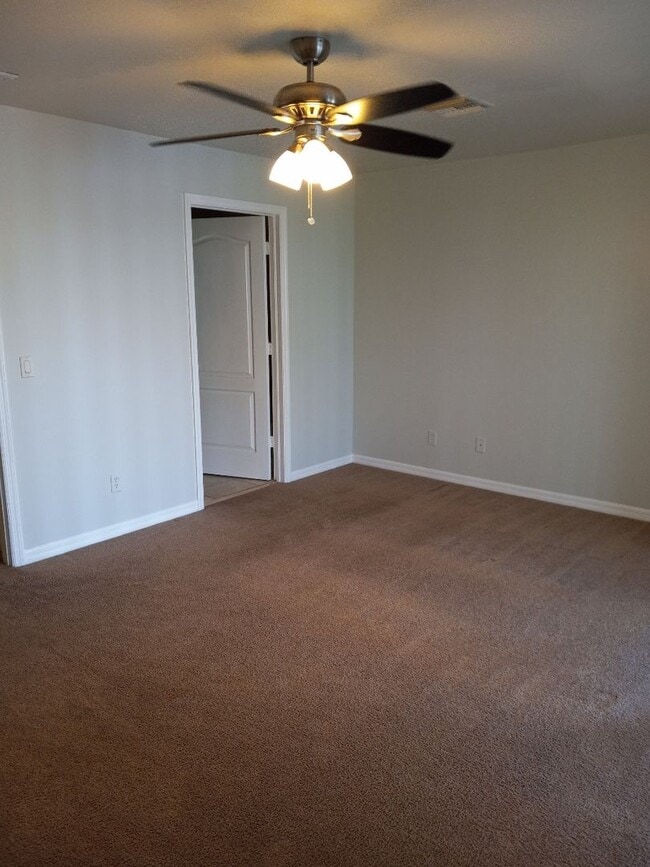 Building Photo - spacious townhouse.2 Bedrooms with 2-1/2 bathrooms