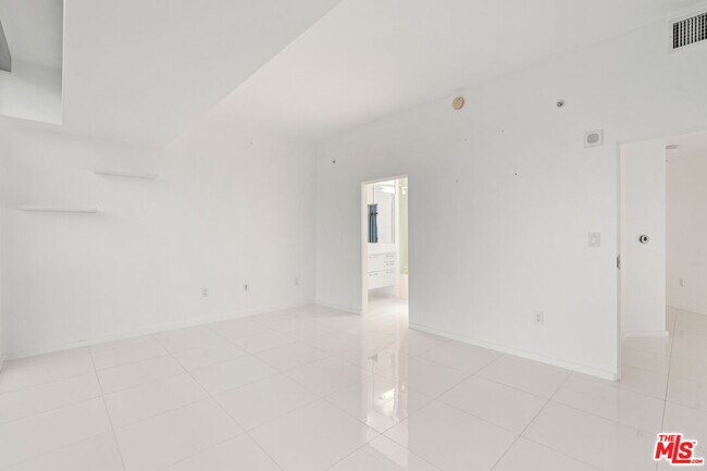 Building Photo - 13700 Marina Pointe Dr