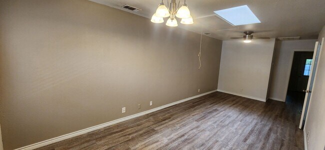 Building Photo - 215 Eleanor Ave