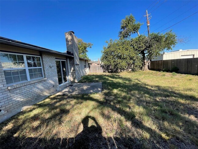 Building Photo - 12013 Swallow Dr