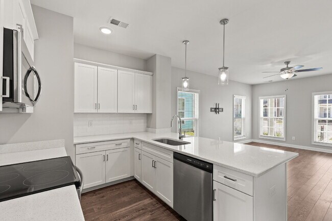 Building Photo - Luxury End-Unit Townhome Near 386 & Long Hollow Pike | Designer Finishes, Prime Location & Mainte...