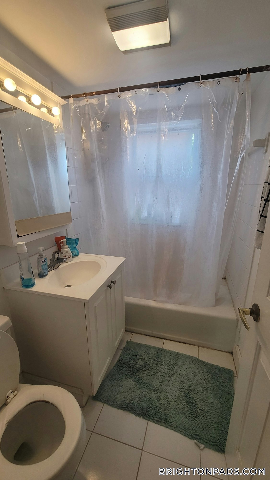 Building Photo - 168 Newton St