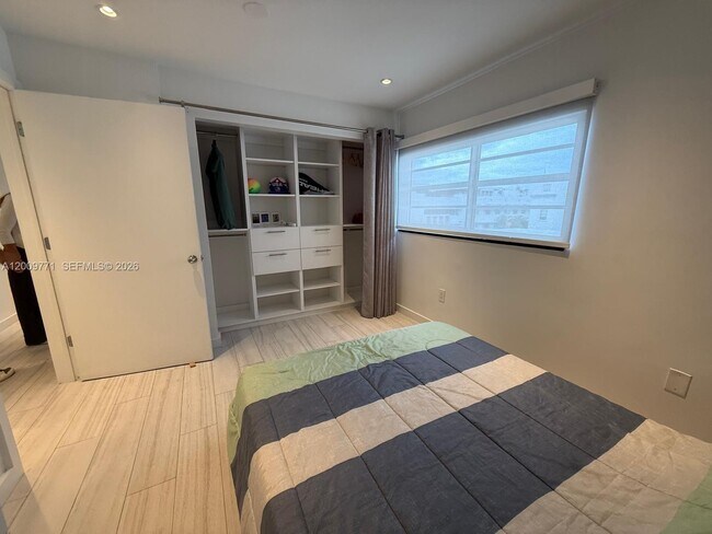 Building Photo - 1150 Collins Ave