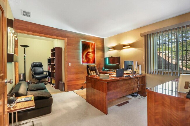 Building Photo - Spacious 3-Bedroom Townhouse with Main-Flo...