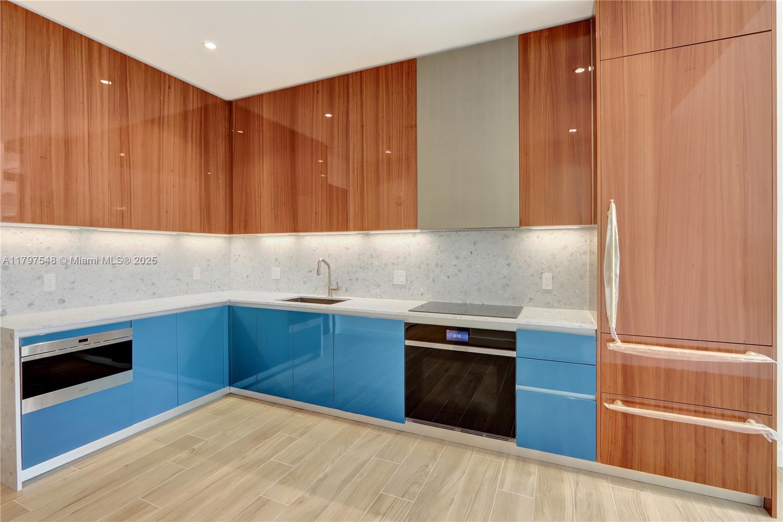 Building Photo - 2655 S Bayshore Dr