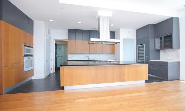 Building Photo - Exquisite Luxury high-rise 2 bedroom, 2bat...