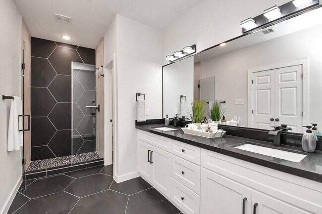 Building Photo - 7926 Gladstone St