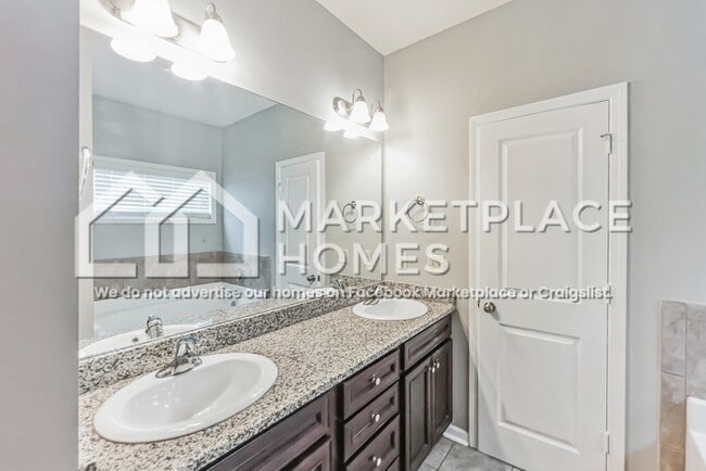 Building Photo - 440 Tree Line Dr