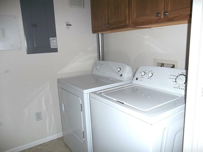 Building Photo - Enjoy Comfort and Convenience at Grays Peak Drive