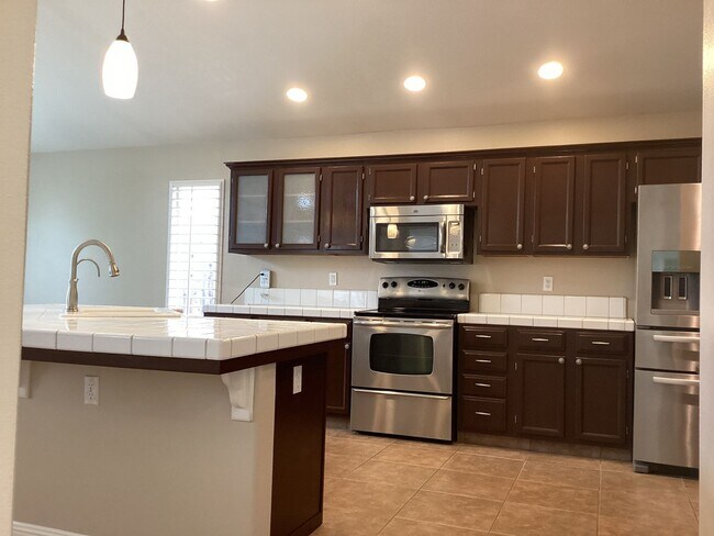 Building Photo - 7526 N Ellendale Ave