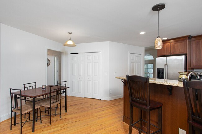 Building Photo - Contemporary 3-Bedroom 2-Bath Townhome in Chapel Hill Close to UNC and Hospital!
