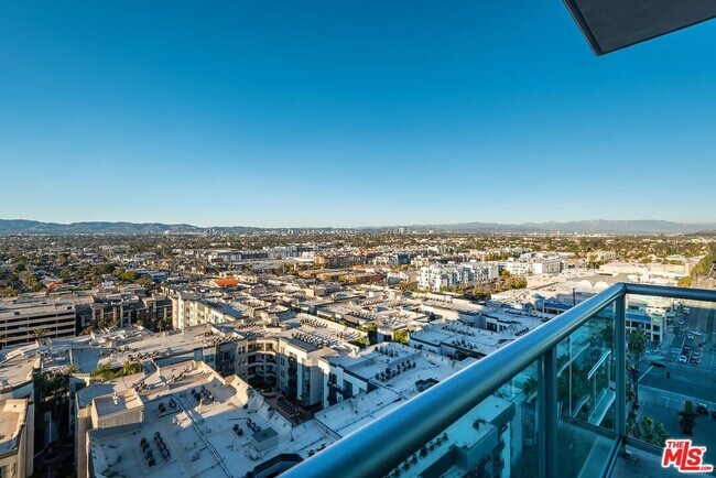 Building Photo - 13650 Marina Pointe Dr