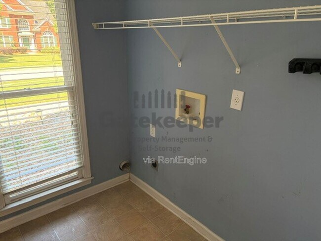 Building Photo - 245 Lockmeade Way