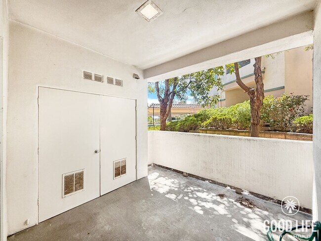 Building Photo - Upgraded 2B/2BA With AC, Washer/Dryer, & Private Patio!