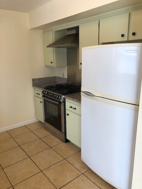 Building Photo - Beautiful 3 Bedroom, 1.5 Bath Townhome Available now!