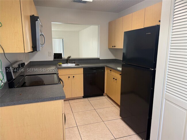 Building Photo - 9454 Palm Cir S