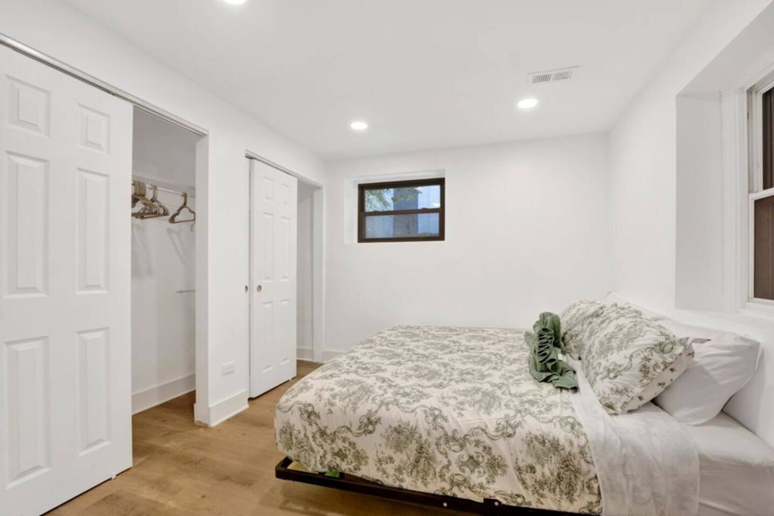 Building Photo - 503 W Wrightwood Ave