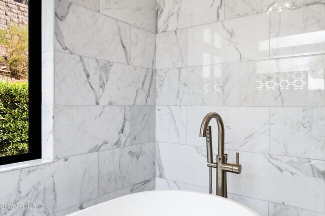 Building Photo - 5841 N Echo Canyon Cir